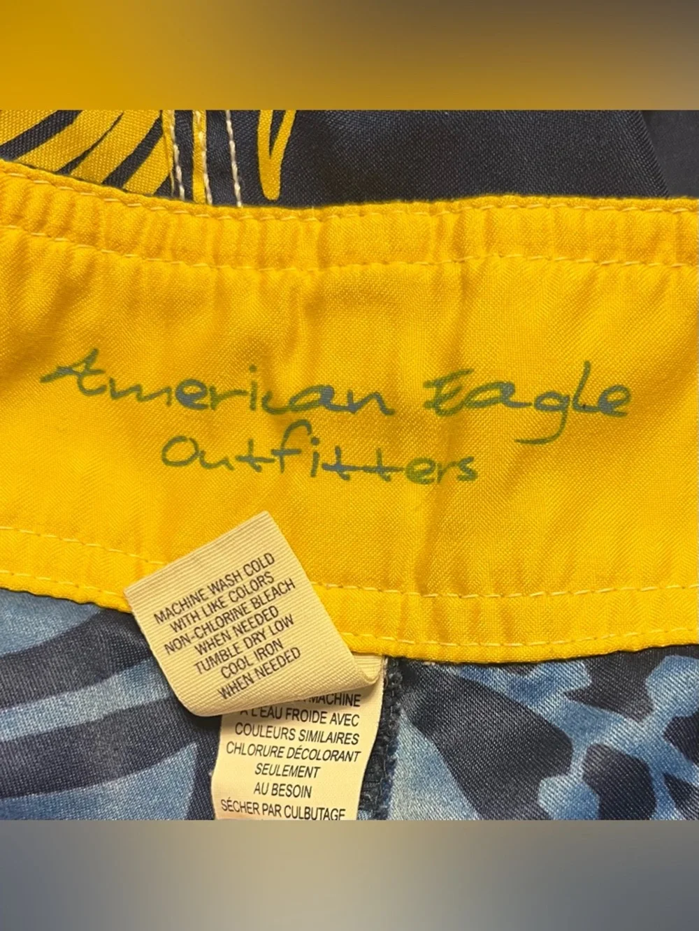 American Eagle Outifitters Board Shorts Floral Hibiscus Swim Cargo! Size 33.